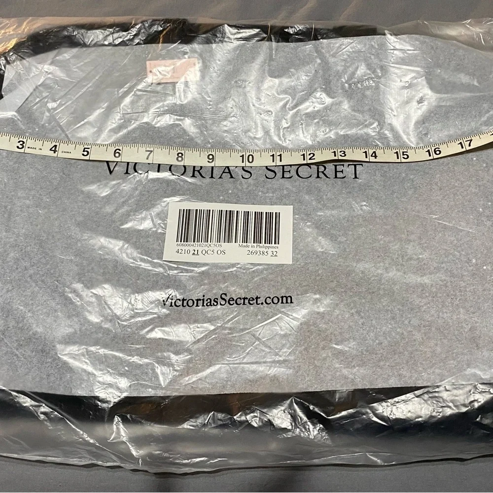 NWT VS Black Bag Still in original plastic. 19”13”
Shoulder Bag Never opened 😍😍 - Picture 7 of 9